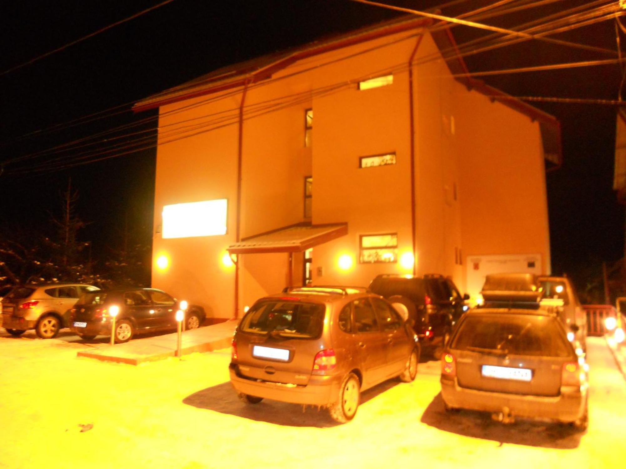 Hotel FLORA ALPINA Azuga Exterior foto